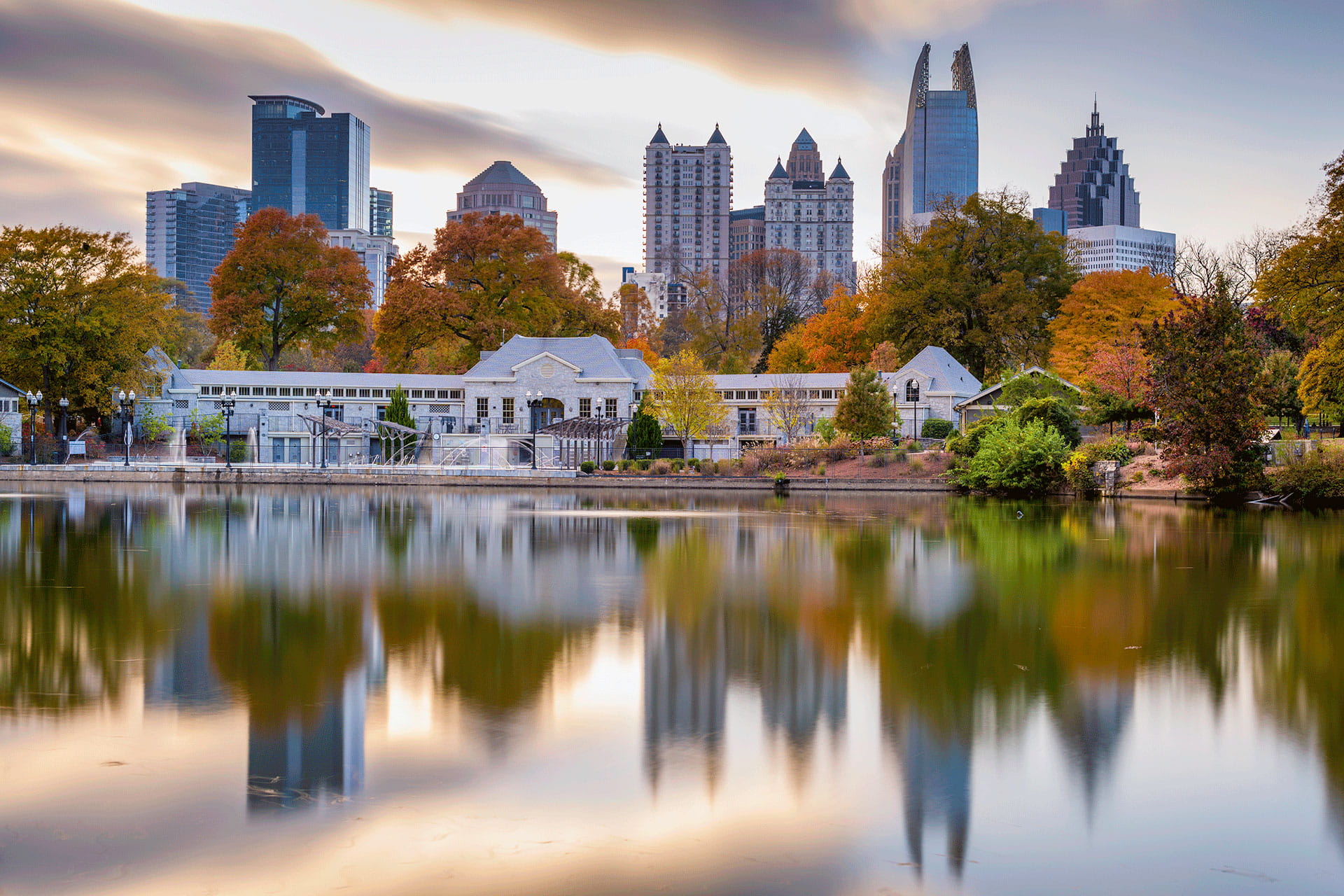 Lakefront Atlanta cityscape during fall